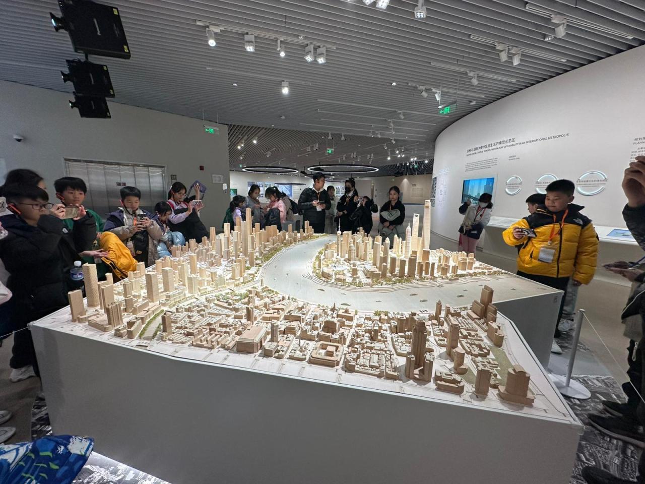 同學們在認真地記錄自己的所見所聞