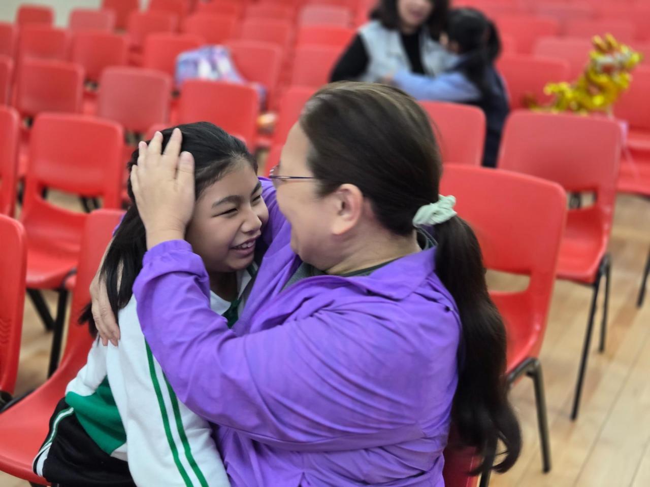 家長和同學投入靜觀工作坊的分享活動