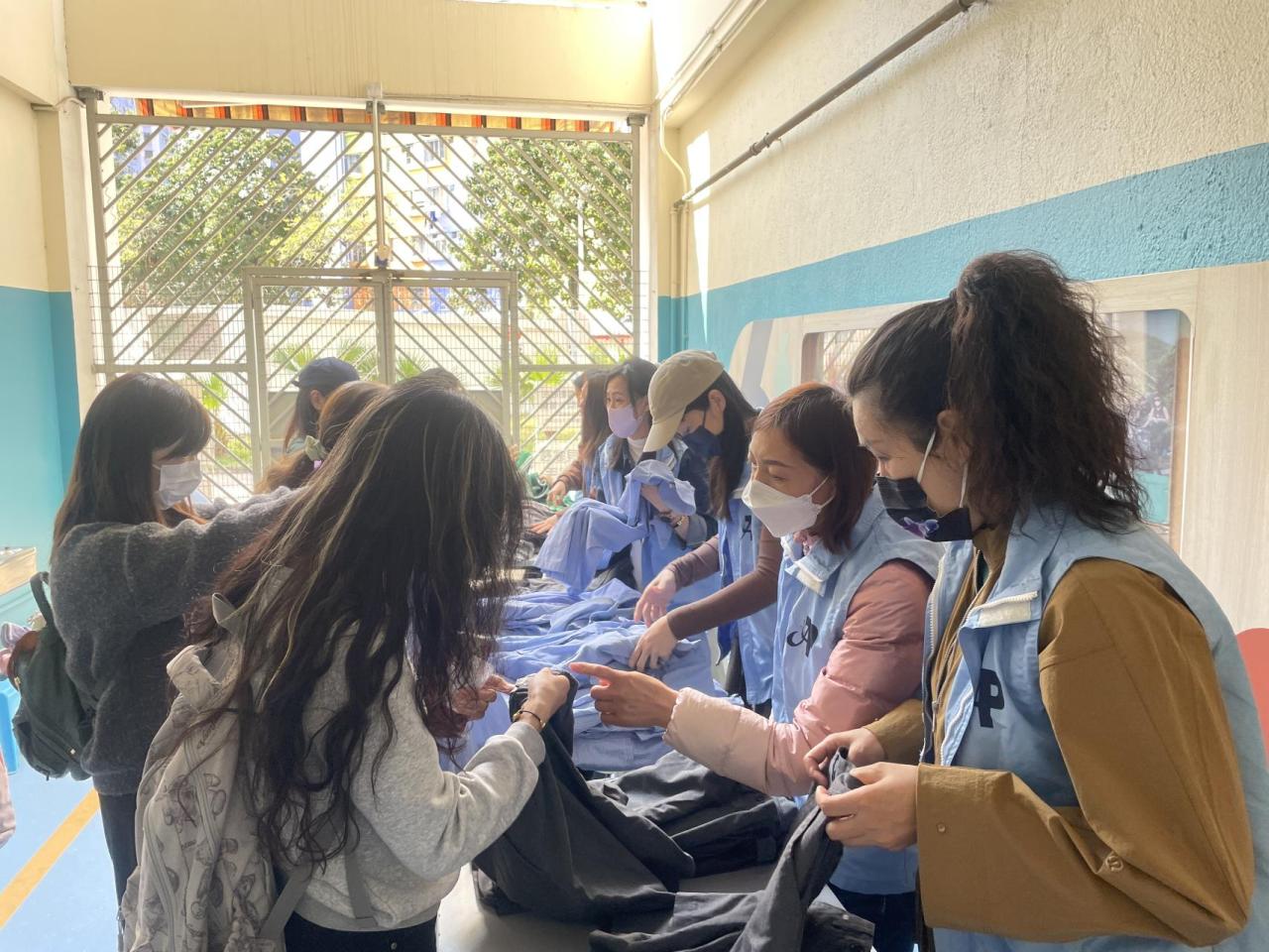 派發舊校服和舊書本