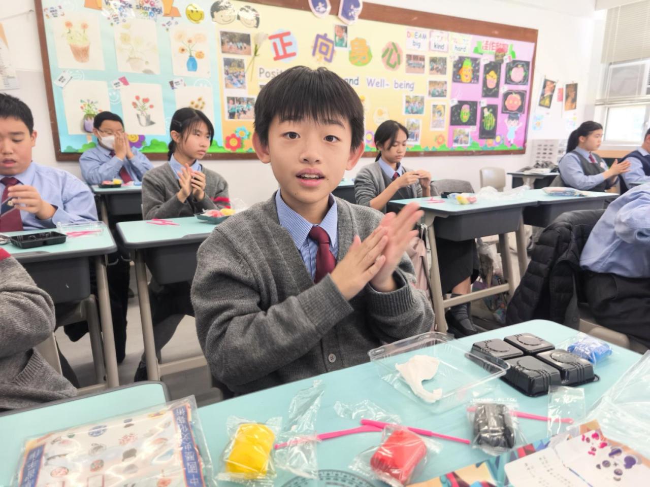 同學快樂地製作賀年生肖飾品