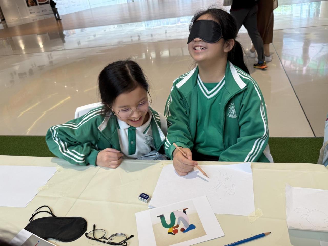 同學愉快地參與「有種藝術」社區藝術計劃活動