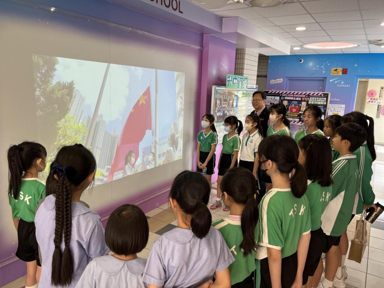 國慶七十五週年-學生觀看慶祝影片