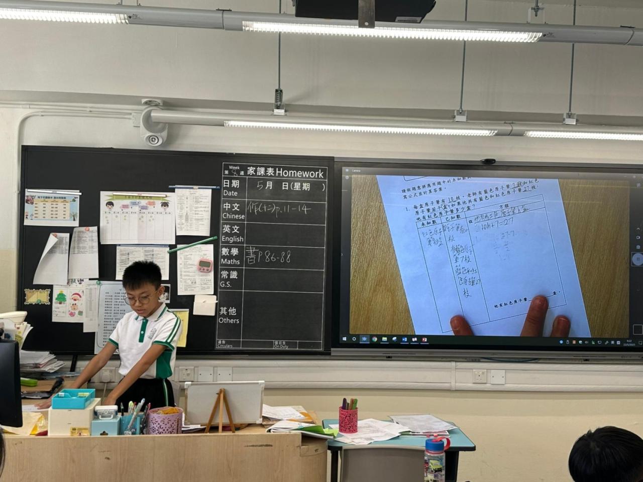 學校參與資優教育網絡計劃,學生在課堂上匯報討論內容