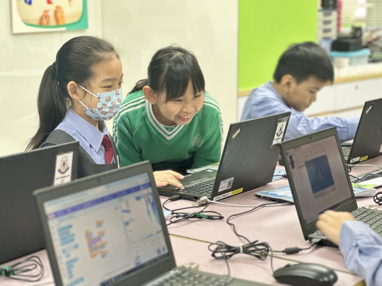 學生享受互相測試作品