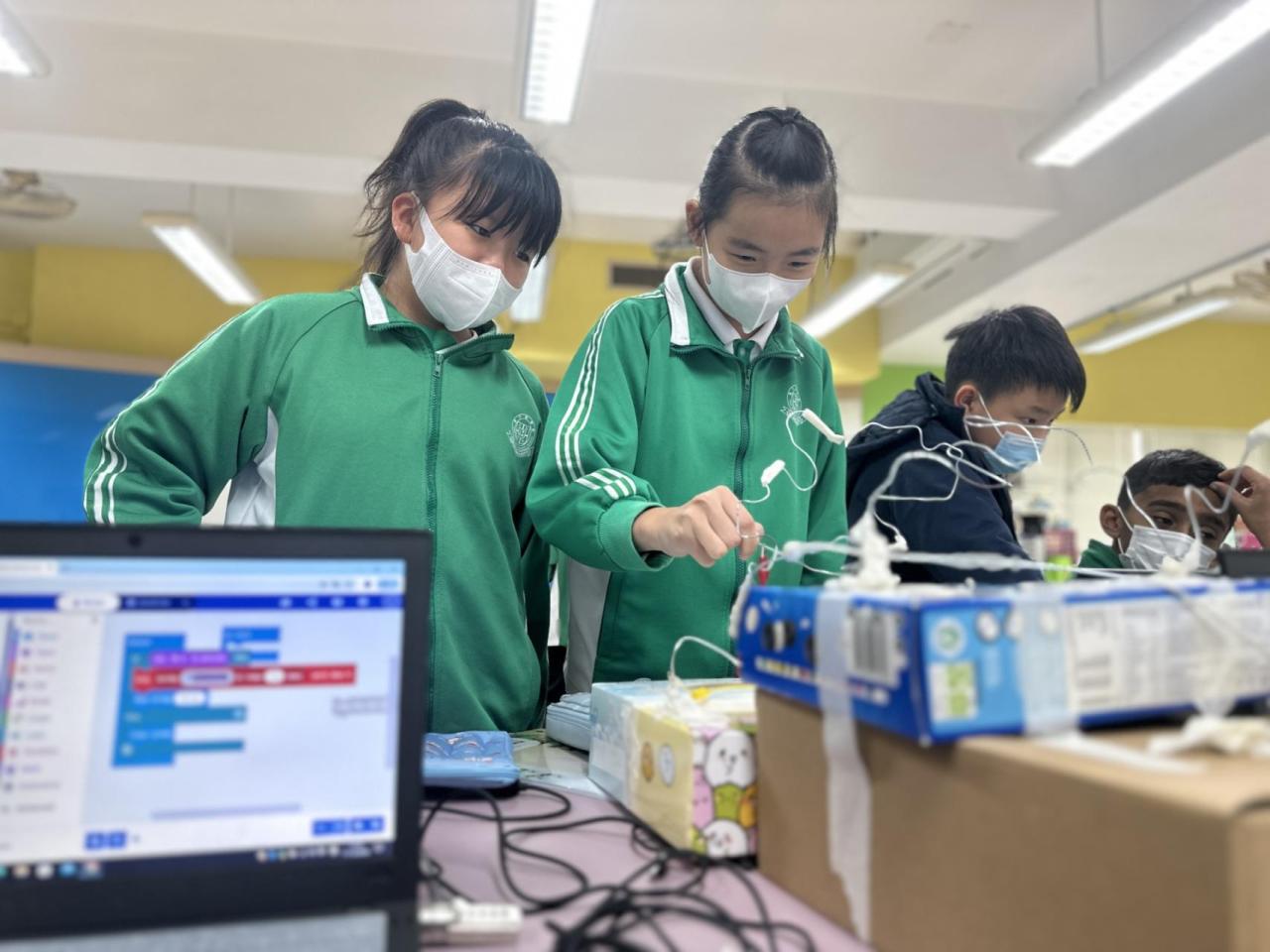 學生合作進行閉合電路裝置測試