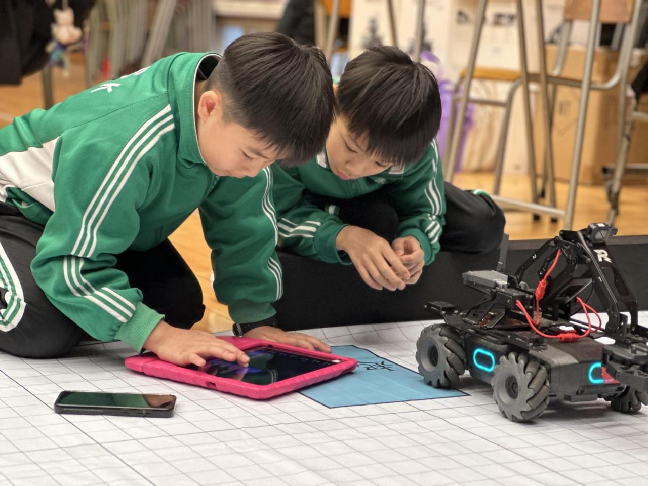 學生合作進行RoboMaster機械人編程