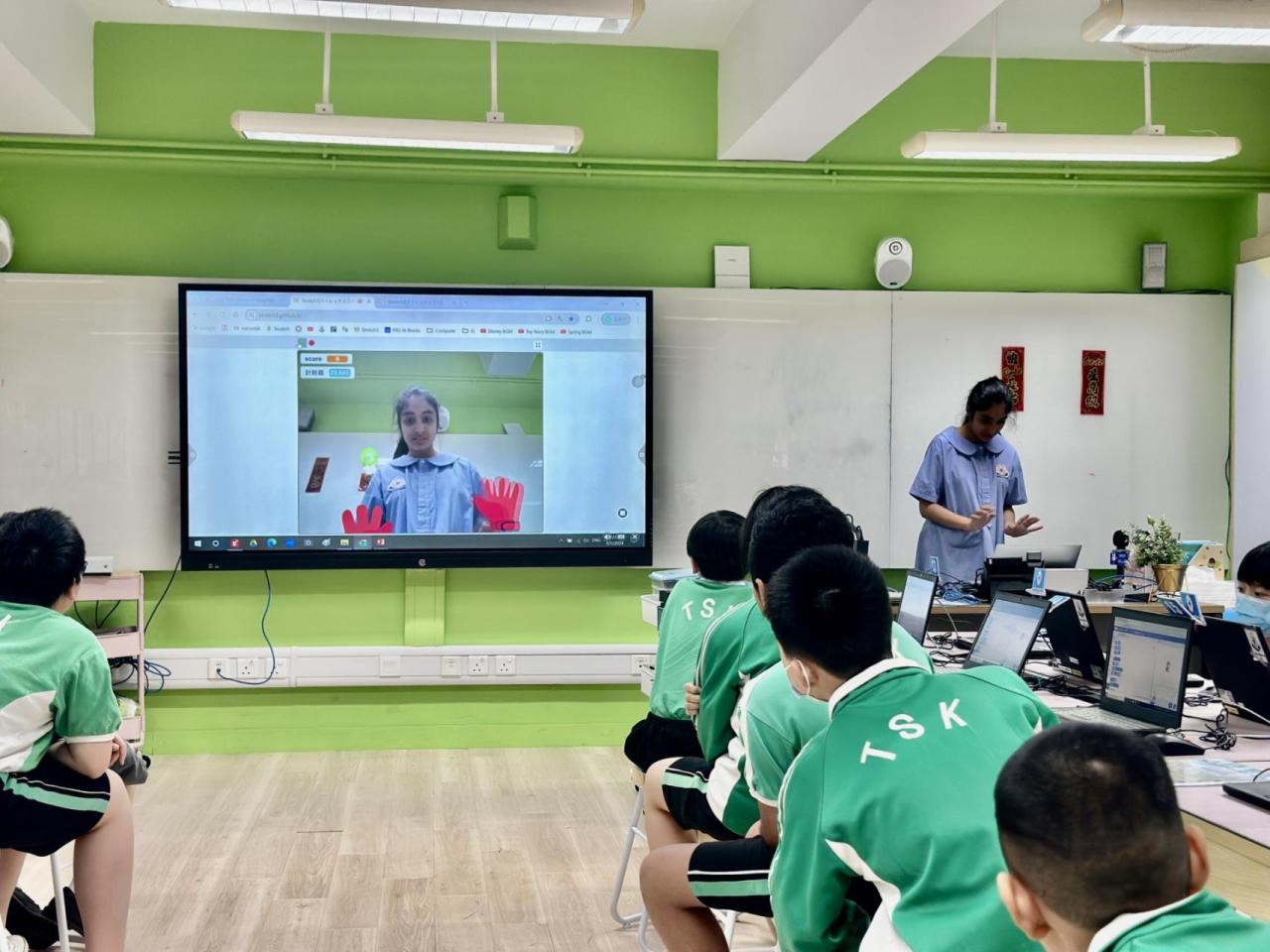 學生示範自行製作的AI互動小遊戲