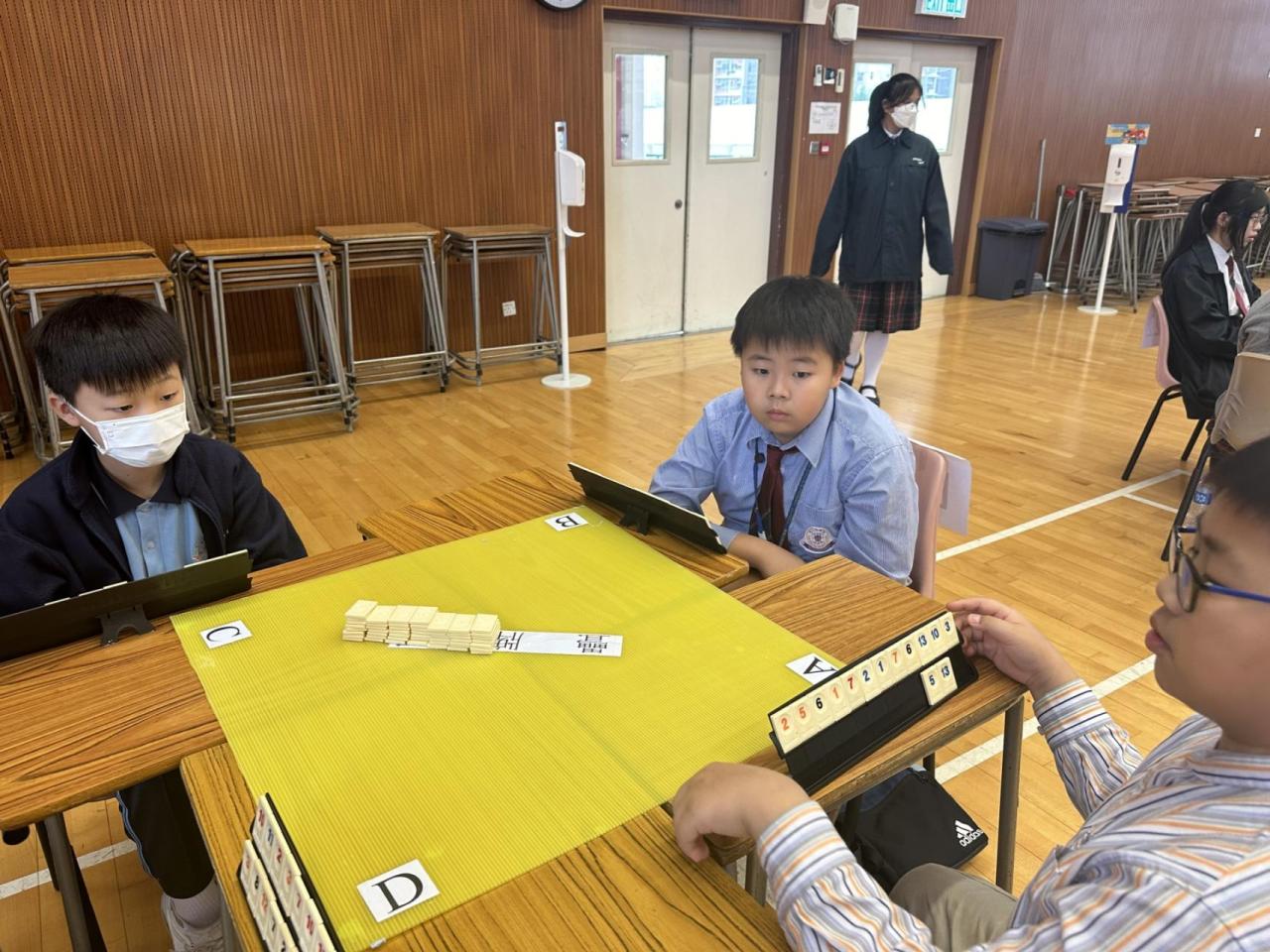 學生聚精匯神認真比賽