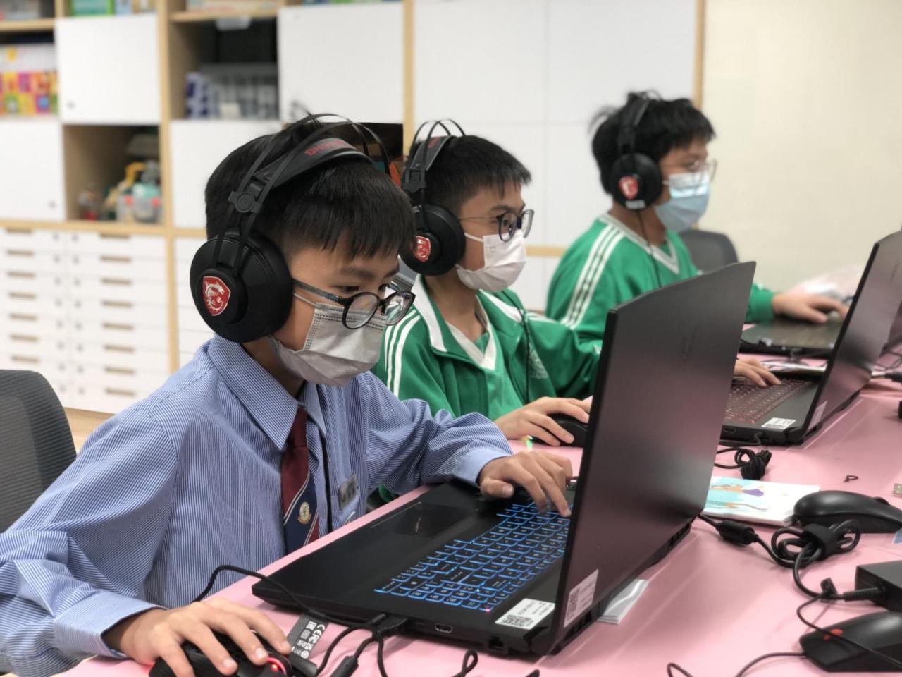 學生運用電競電腦進行高階編程訓練