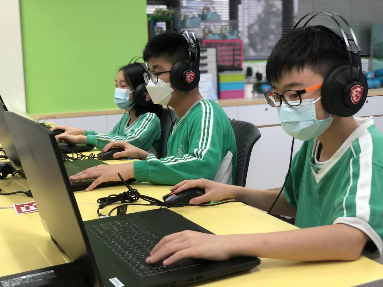 學生運用電競電腦進行高階編程