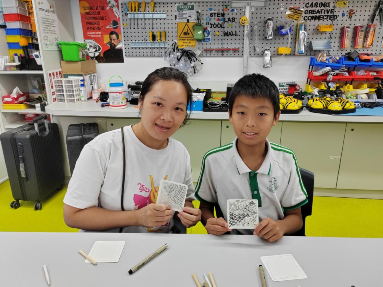 家長與同學一起學習禪繞畫