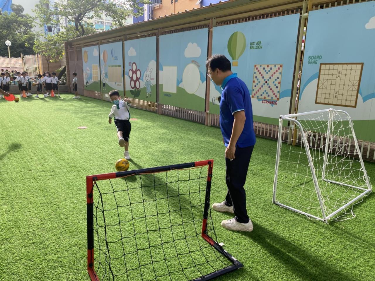 校長早上陪伴同學踢波