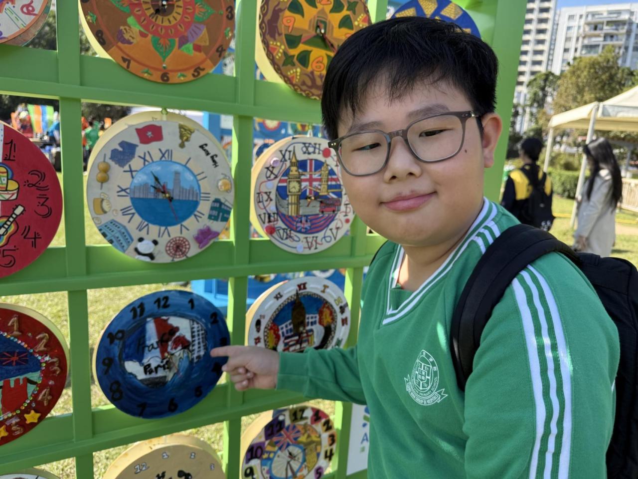 視藝校隊同學參觀自己製作的鐘的展覽