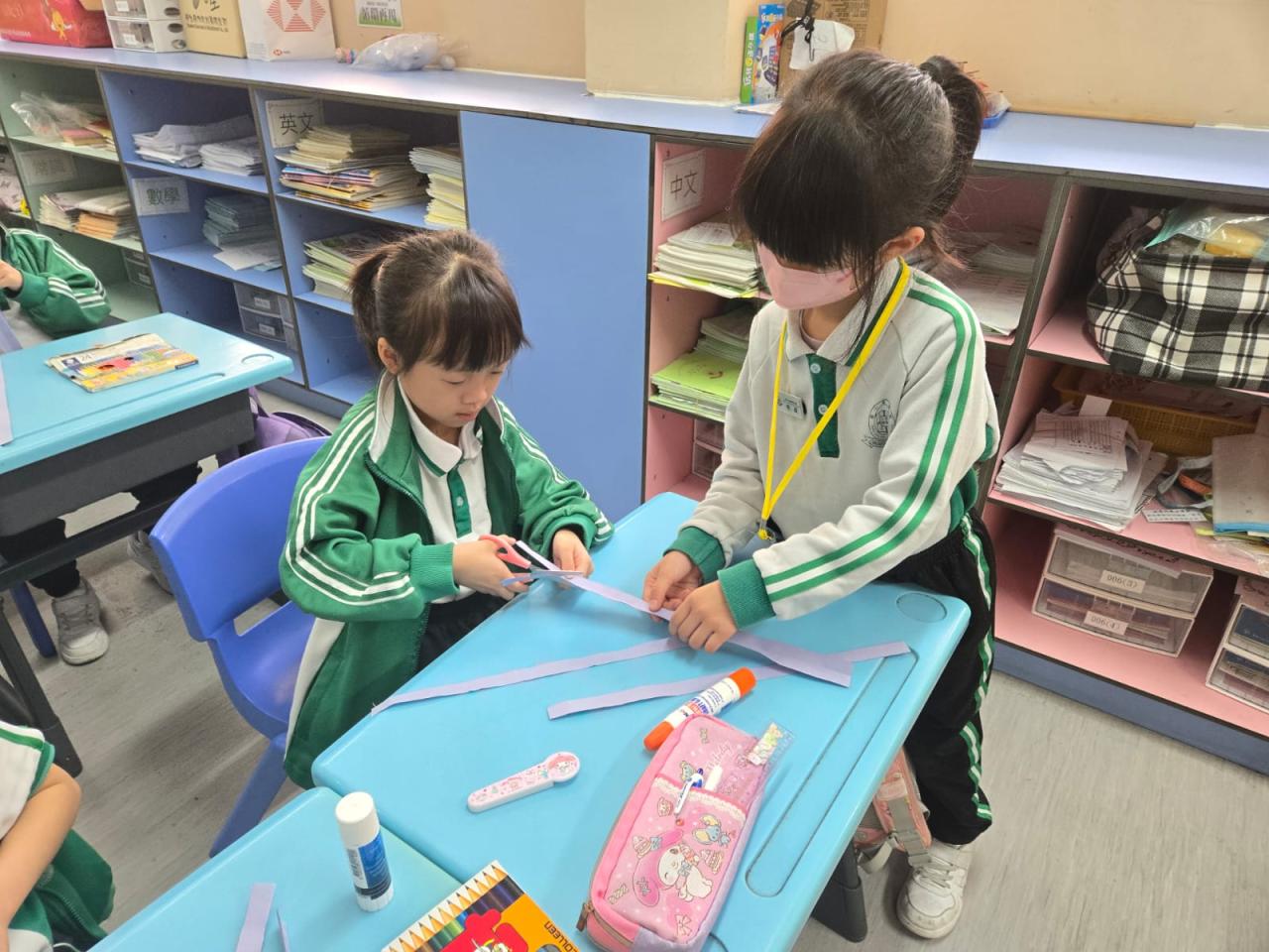 小一 校園學習--學習有得SAY:當小老師教授新技能時,小助手入組細心地指導個別同學。