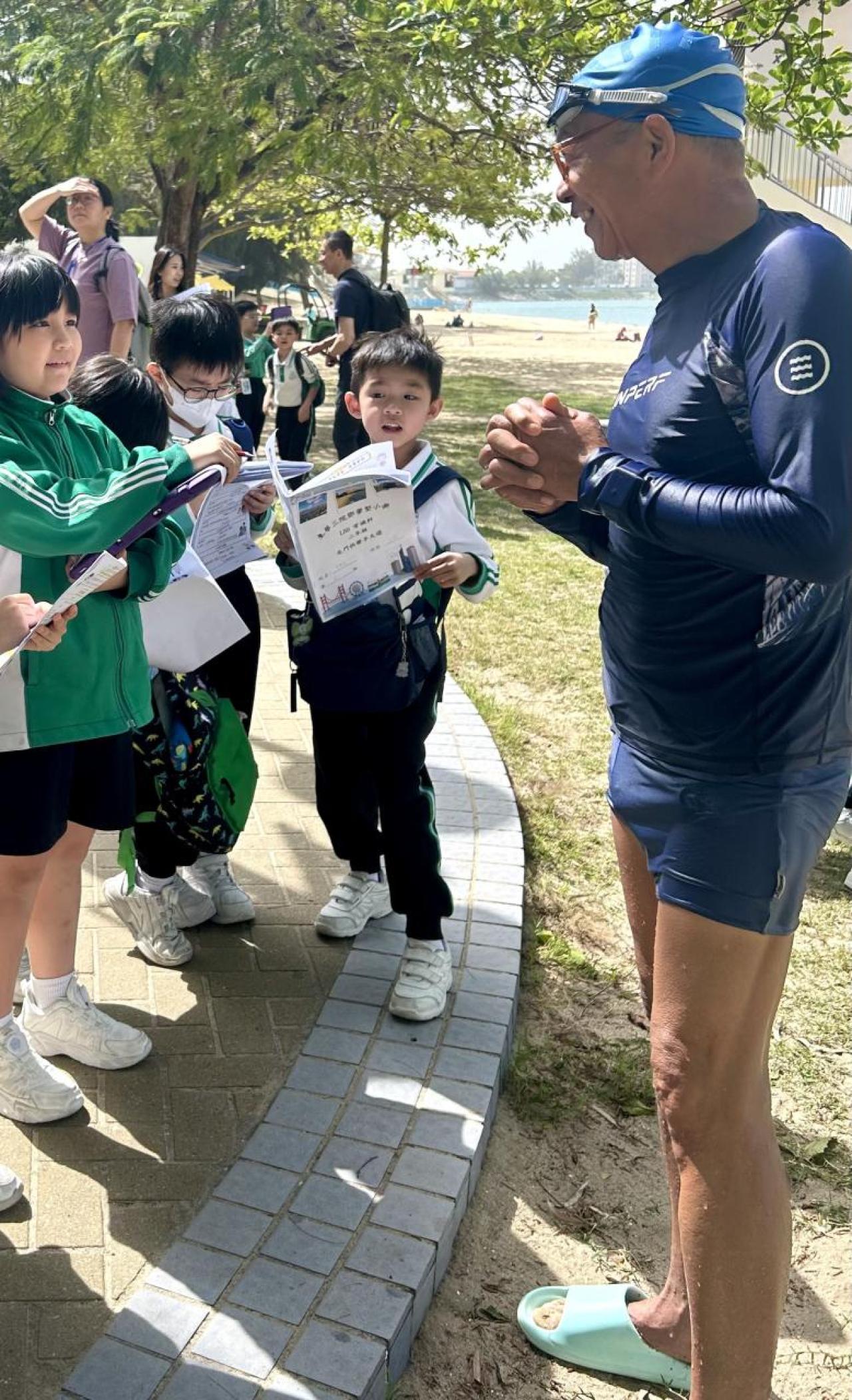 小二 社區探索--屯門樂優遊:學生到黃金泳灘訪問泳客,以了解市民對屯門區景點的看法。