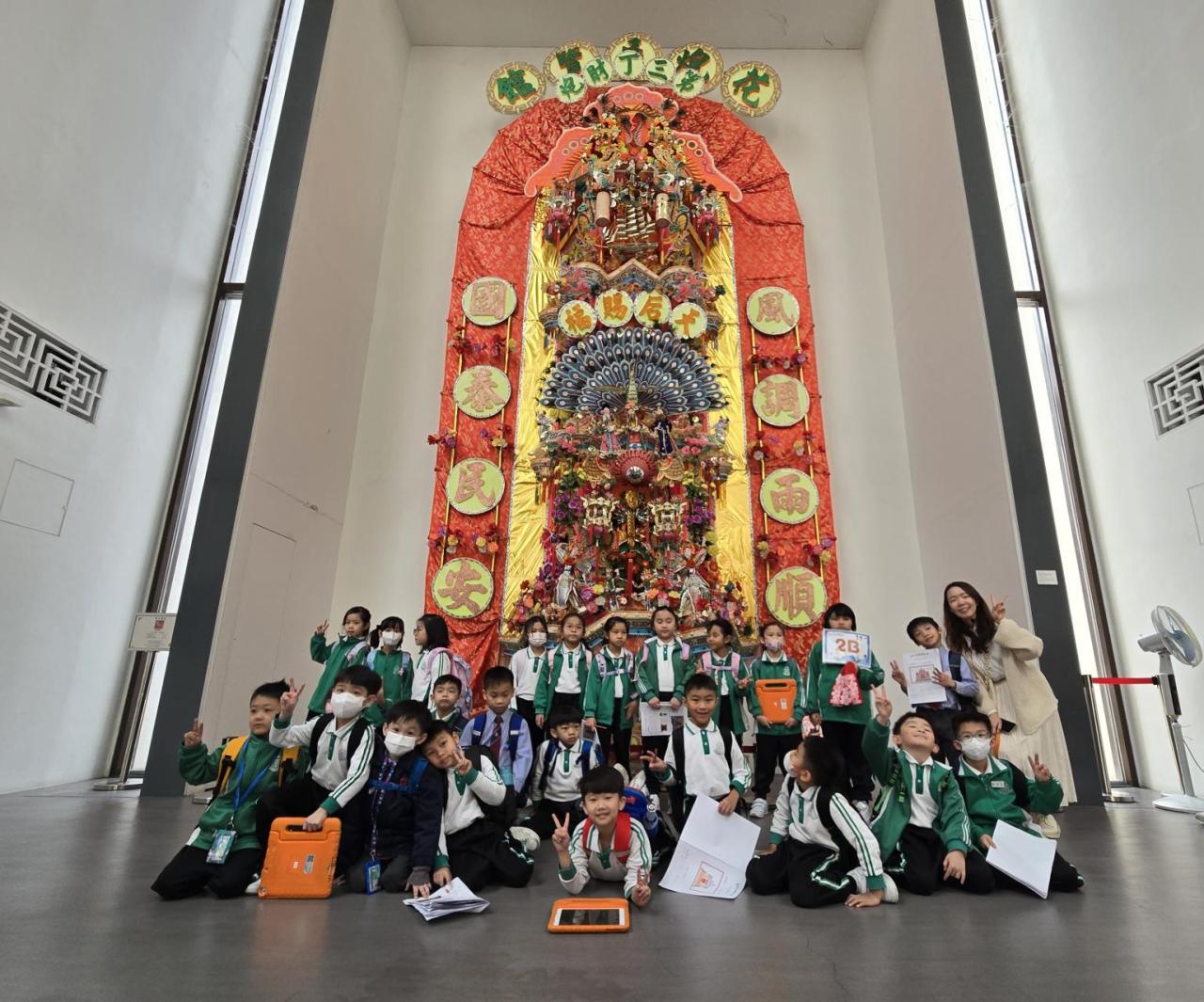 小二 非遺傳承(一)--《神誕.天后》: 學生到屯門花炮館參觀,認識屯門特有的文化,瞭解花炮的寓意造型及色彩等。