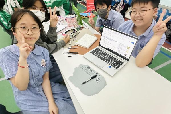 學生利用不同方式搜集資料