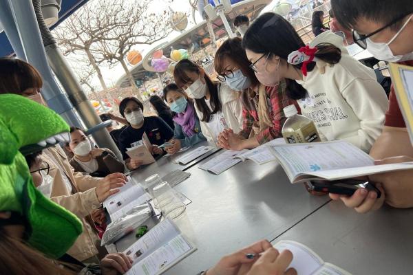 老師們在迪士尼的STEAM工作坊中積極參與，探索如何將創意與科學融合，激發學生的學習熱情。