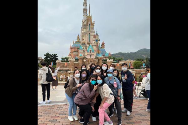 活動結束後，大家在迪士尼樂園前合影留念，臉上洋溢著滿意和喜悅，期待將所學應用於未來的教學中。