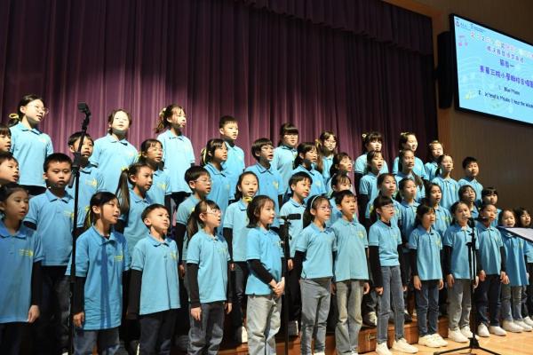 東華三院兒童合唱團於東華三院小學聯校畢業禮演出