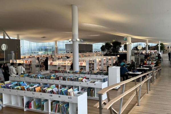 在芬蘭，團隊欣賞到濃厚的閱讀氛圍，特別是寬敞明亮的圖書館，讓學生們能隨時沉浸於書籍的世界。