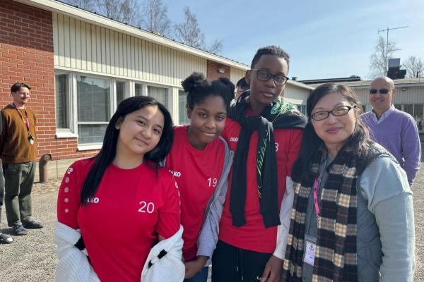 每位學生都主動向參觀的外來人士介紹自己的學校，展現出他們的自信和對學習環境的驕傲。