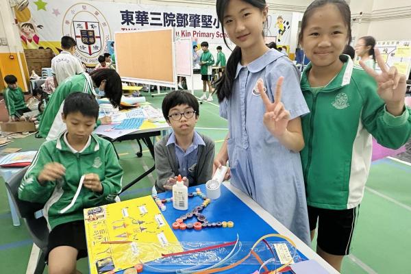 製作展板匯報成果