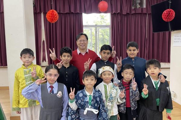 中華文化周-非華語學生換上代表自己國家的民族服裝與華語學生分享自己國家的文化習俗