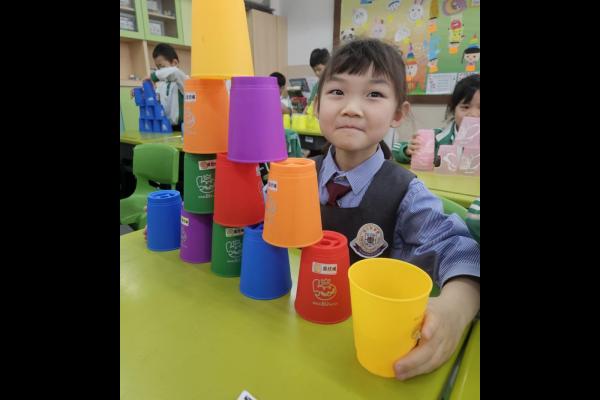 成功疊杯後的喜悅