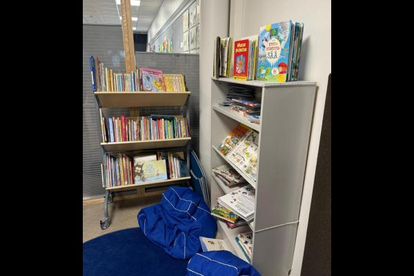 課室的角落設置了各類書籍，鼓勵學生在學習過程中輕鬆閱讀，隨時隨地汲取知識。