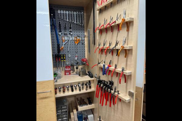 芬蘭的教育理念強調從做中學，學校提供充足的設備，讓學生能夠親手製作生活用品，實踐學習的精神。