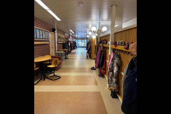 校舍環境寬敞，學生們可以自由處理個人物品，這不僅提升了他們的自理能力，也培養了他們的自學能力。