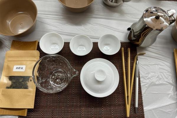 課程中，老師們分組合作，發揮團隊精神，互相協助完成茶具的設置與擺放。