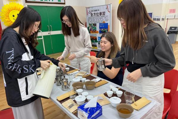 大家在品茗的同時，共同分享著對茶的理解和感受，增進了彼此的交流。