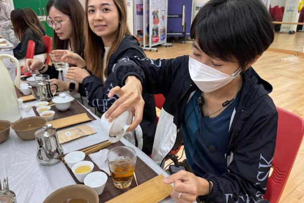 每個人專心投入，細心觀察水的溫度和茶的顏色，體驗茶藝的每一個細節